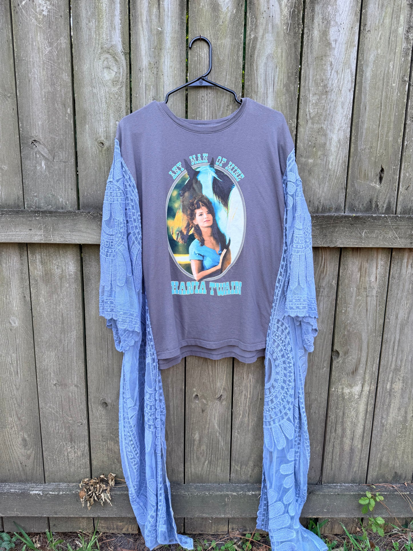 Shania Twain Lace Sleeves